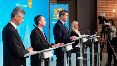 Bild: Sven Hoppe/dpa 
Kultusminister Michael Piazolo (von links,, Freie Wähler), Wirtschaftsminister Hubert Aiwanger (Freie Wähler), MInisterpräsident Markus Söder (CSU) und Gesundheitsministerin Melanie Huml (CSU) verkünden die neuen bayerischen Corona-Regeln.