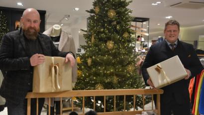 Bild: jr
Bürgermeister und Gewerbefördervereinsvorsitzender Stefan Grillmeier (rechts) und stellvertretender Gewerbefördervereinsvorsitzender Holger Paschedag laden am 5. Dezember zum „Weihnachts-Shopping“ in die Mitterteicher Innenstadt ein.
