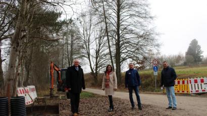 Bild: fphs
Sie informierten über die Arbeiten auf dem Wallenstein-Radweg zwischen Marktredwitz und Waldershof (von links): Oberbürgermeister Oliver Weigel, seine Waldershofer Kollegin Margit Bayer, Christian Frohmader und Hans Hahn von der Tiefbauabteilung der Stadt Marktredwitz.