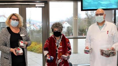 Bild: exb
Christl Pelikan-Geismann (Mitte) fertigte 850 Herzen für Krankenhaus-Mitarbeiter. Darüber freuten sich Pflegedirektorin Sabine Hirsch (links) und Chefarzt Dr. Walter Luyken (rechts).