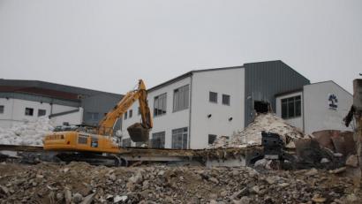 Bild: cog
Aus dem oberen Stockwerk des ehemaligen Einkaufszentrums ergießt sich ein Strom von Schutt und mischt sich mit den Haufen, die auf dem oberen Parkdeck vor dem früheren Netto-Supermarkt liegen.