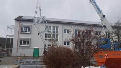 Bild: gi
Eine Firma aus Weiden installiert die acht Balkone des neuen Mietshauses in Moosbach. Ohne Kran und Hebebühne geht da natürlich nichts.