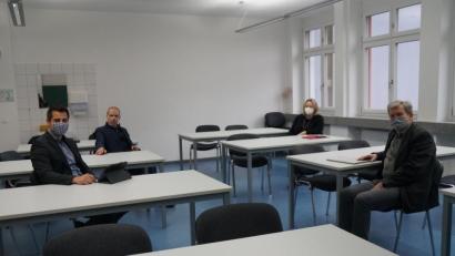 Bild: wel
Bürgermeister Rudolf Teplitzky, Oberstudiendirektor Ludwig Pfeiffer, Rektorin Christine Schneider, Rektor Werner Winderl (von links) und Studiendirektor Thomas Schiller (nicht im Bild) treffen sich regelmäßig an der Doktor-Eisenbarth-Mittelschule, um sich über Corona-Maßnahmen zu beraten.