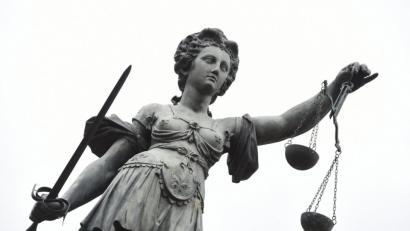 Symbolbild: Arne Dedert
Eine Bronzestatue der Justitia steht in Frankfurt am Main.