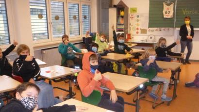 Bild: amö
Sonja Meier liest der 4. Klasse Thomas-Aquinus-Rott Grundschule vor.