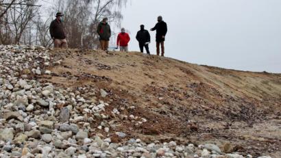 Bild: Thomas Dobler
Die Marktgemeinde hat nördlich von Schwarzenfeld zwischen der Naab und der Einmündung des Hüttenbachs den bestehenden Hochwasser-Rückhalteraum erweitert. Die verantwortlichen Planer trafen sich mit Bürgermeister Peter Neumeier (rechts) am Rande des neuen Pools, um das Ergebnis zu besichtigen.