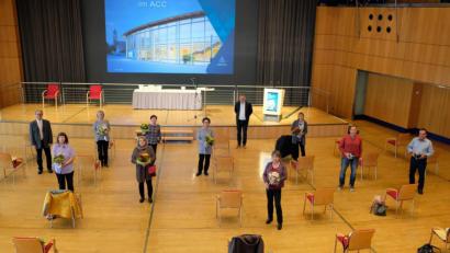 Bild: Susanne Schwab, Stadt Amberg/exb
Abschied von der Stadt Amberg als Arbeitgeber (von links): Günter Götz, Brigitte Weber, Sonja Graf, Judith von Rauchbauer, Dorothea Keck-Gleißner, Evi Donhauser, Oberbürgermeister Michael Cerny, Annelore Amann, Hannelore Burkhardt, Anton Reil und Bernhard Albersdörfer.
