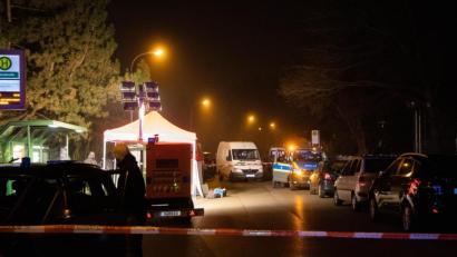 Bild: vifogra/dpa
Infolge eines Streits an einer Haltestelle in Augsburg ist ein Mann ums Leben gekommen. Die Polizei sucht nach Spuren.