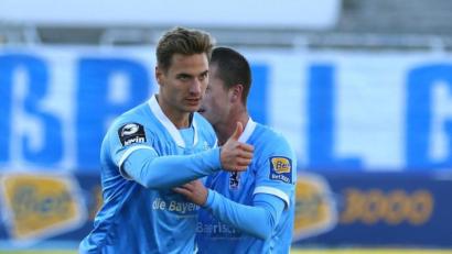 Bild: Ulrich Wagner
Dennis Dressel (links) wird von Richard Neudecker beglückwünscht. Dressel traf gegen Halle vier Mal.