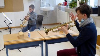 Bild: fsb
Leiterin Kerstin Kiener beim Einzelunterricht hinter einer Glasscheibe mit ihrem Schüler Emre.