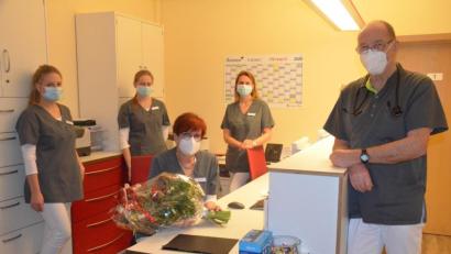 Bild: uz
Ein "Weidener Orginal" wird in den Ruhestand verabschiedet: (von links) Mary Angermann, Larissa Tornau, die künftige Rentnerin Sonja Balk, Christine Hoch und Dr. Günter Opel.