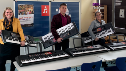 Bild: Schule Kümmersbruck/exb
Über die Einrichtung der Keyboardklasse von "klasse.im.puls" freuen sich (von links) Lehrerin Christine Schmeiler, Rektor Florian Fuchs und Fachoberlehrerin Doris Haslbeck . Insgesamt 14 neue Keyboards mit Keyboardstativen konnten mit Hilfe der Sparkasse Amberg-Sulzbach und des Sparkassenverbands Bayern für die Mittelschule Kümmersbruck angeschafft werden.