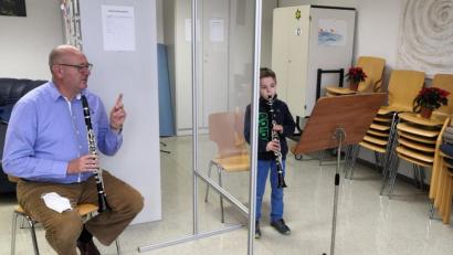 Bild: jst
Jonathan Krefft (rechts) übt mit seinem Lehrer Georg Obermaier Klarinette. Eine große Trennwand trennt die beiden zum Schutz.