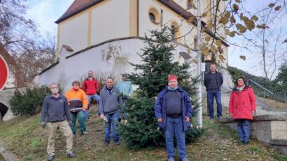 Bild: Maria Schlögl/exb
Stefan Mutzbauer, Hans Wagner, Florian Dotzler und Maria Schlögl und das Loew-Werkstätten-Team zeigt das Foto mit dem aufgestellten Baum.