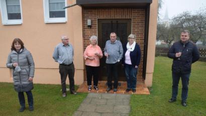 Bild: fz
Gratulation mit Abstand: Bürgermeister Karlheinz Budnik (rechts) und Gemeindereferentin Gabi Sieder (links) gratulieren Johann Bauer zum 90. Geburtstag.