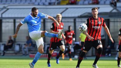 Bild: Lino Mirgeler/dpa
Sascha Mölders (links/Szene aus dem Pokalspiel gegen Frankfurt) traf gegen Türkgücü zum 2:1.