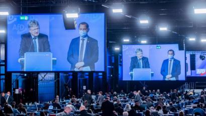 Bild: Rolf Vennenbernd/dpa
Die beiden Bundessprecher, Jörg Meuthen (links) und Tino Chrupalla, stehen beim Bundesparteitag der AfD gemeinsam auf dem Podium.