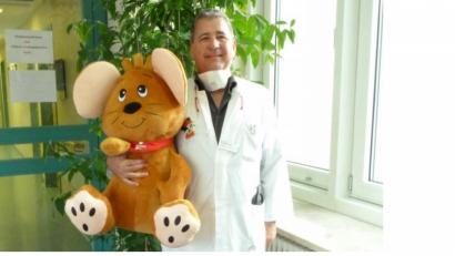 Bild: Karin Borchers
Dr. Andreas Fiedler, Chef des Palliativteams, freute sich über die Sparkassen-Spende von 7000 Euro für das Kinderpalliativteam Ostbayern.