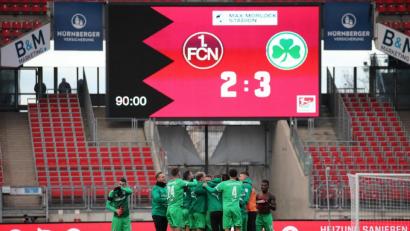 Bild: Daniel Karmann/dpa
Das Kleeblatt aus Fürth gewinnt das 267. Frankenderby mit 3:2 gegen den 1. FC Nürnberg. Das ist nicht nur ein Fingerzeig, wer die Nummer 1 in Franken ist, sondern die Grün-Weißen stehen nun auch ganz vorne in der Tabelle der 2. Liga.