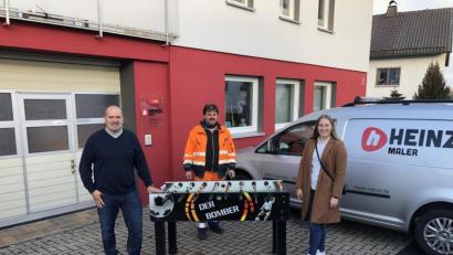 Bild: Jugendstadtrat Waldsassen/exb
Der Jugendtreff wird Anfang 2021 eröffnet. Im Bild Andrea Wurm zusammen mit Bauhofmitarbeiter Gerhard Burger und Hubert Heinzl am Profi-Kicker, der von den Bauhofleuten abtransportiert wurde.