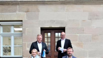 Bild: stg
Die selbstgenähten Stoffmasken wirken sich finanziell auch jetzt noch positiv aus: Über die Weitergabe von insgesamt 6000 Euro freuten sich (von links) Verwaltungsmitarbeiterin Magdalena Dumler, „Leben plus“-Koordinatorin Stefanie Baier, VG-Geschäftsführer Reinhard Herr sowie Rathauschef Roman Schäffler, Zweiter Bürgermeister Hermann Schraml sowie Dritte Bürgermeisterin Katharina Hage.