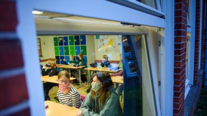 Symbolbild: Gregor Fischer/dpa
Wenn in Klassenzimmern der Mindestabstand von 1,5 Metern nicht hergestellt werden kann, ist in Bayern für Corona-Hotspots ab einer 7-Tage-Inzidenz von 200 nach dem 1. Dezember ein Wechsel von Präsenz- und Distanzunterricht vorgesehen. Ob und wie die Region Amberg-Sulzbach davon betroffen sein wird, ist derzeit unklar.