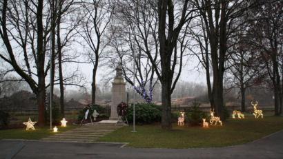 Bild: bjp
Der erstmals mit Lichtersternen und -tieren und einem illuminierten Weihnachtsbaum geschmückte Professor-Dietl-Park findet großen Anklang.