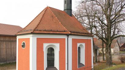 Bild: Josef Böhm
Die „Wieskapelle zum gegeißelten Heiland“ neben dem Friedhof in Niedermurach war in früheren Jahren auch Ziel einer Wallfahrt. Während der Adventszeit wird das besondere Kirchlein für die Besucher ein Ort der Ruhe und der Besinnung sein.