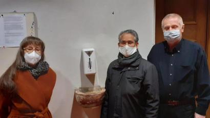 Bild: Peter Schwarzmeier/exb
In der Kirche Mariä Himmelfahrt in Krummennaab gibt es jetzt auch einen Weihwasserspender. Darüber freuen sich (von links) Pfarrgemeinderatssprecherin Elfriede Schwarzmeier, Pfarrer Pater James sowie Mesner Günter Haderer.
