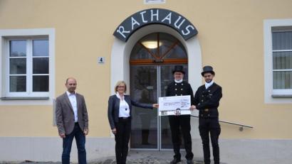 Bild: Eva Gröninger
Bei der Spendenübergabe (von links) Hans Ram, SPD, Bürgermeister Ensdorf, Petra Waldhauser, 1. Vorsitzende Selbsthilfegruppe Krebskranker Kinder Amberg-Sulzbach, Peter Wilhelm, Bezirkskaminkehrermeister, Benedikt Wilhelm, neuer Kaminkehrer Kehrbezirk Schwandorf 4.