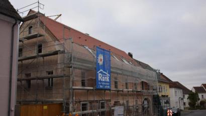 Bild: fla
Beim Anwesen Marktplatz 13, das mit Hilfe des Förderprogrammes "Innen statt Außen" umgebaut und saniert wird, kommt es durch verschiedene Umstände zu einer Kostenmehrung von rund 400.000 Euro.