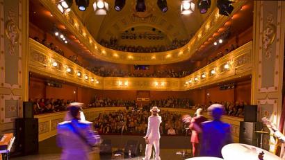 Bild: Peter Martner/exb
Los Dos könnten sich hinter einem der Stadttheater-Adventstürchen mit einem virtuellen Konzert verbergen.
