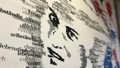 Bild: Gabi Schönberger
Die Schülerinnen eines Kunstprojekts verewigten die Namensgeberin ihrer Schule an der Wand: Elly Heuss-Knapp.