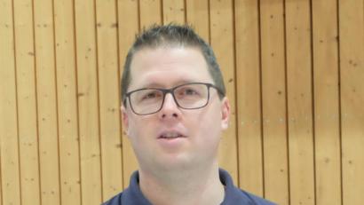 Bild: ohr
Erster Kommandant der Freiwilligen Feuerwehr Stulln, Michael Altrichter, stellt bei der Gemeinderatssitzung in der Mehrzweckhalle die Bedarfsanmeldung für 2021 vor.
.