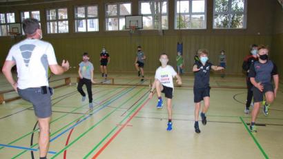 Bild: gsp
Fitness-Training der 6a mit Markus Spörer am Erasmus-Gymnasium.