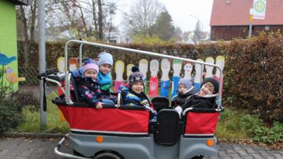 Bild: u
Dem letztjährigen Elternbeirat des St.-Wolfgang-Kindergartens galt ein Dankeschön für die Mitfinanzierung eines elektrisch betriebenen Krippenwagens, mit dem die Kleinsten der Kita schon mehrfach bei Unternehmungen unterwegs waren.