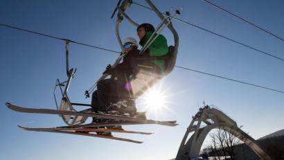 Archivbild: Marius Becker/dpa
Das Archivfoto zeigt Skiläufer in Winterberg im Sauerland.