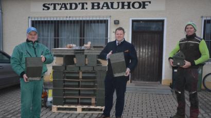 Bild: jr
Im Städtischen Bauhof wurden jetzt die achtzig Bruthöhlen für Meisen und Fledermäuse übergeben, die demnächst in einem Gürtel rund um Mitterteich aufgehängt werden. Ziel ist es, damit die Ausbreitung des Eichenprozessionsspinner zu verhindern. Bei der Übergabe mit dabei waren (von links) Stadtgärtner Willi Kilian, Bürgermeister Stefan Grillmeier und Fachagrarwirt Manfred Härtl, der federführend für die fachgerechte Ausführung zuständig ist.