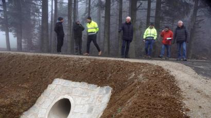Bild: bkr
Viele Straßenabwässer, auch von der nahen Kreisstraße, vernässten in der Vergangenheit landwirtschaftliche Flächen. Dem Übel wurde mit zahlreichen Durchlässen abgeholfen. Die Bürgermeister Peter König (Mitte, Neusorg) und Günter Kopp (rechts, Kulmain) zeigten sich sehr zufrieden mit der Straßenbaumaßnahme.