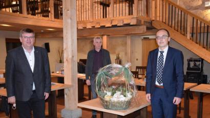 Bild: bö
Beim Zweckverband zur Wasserversorgung der Vils-Naab-Gruppe wurde der Vorsitzende der Stadtwerke von Burglengenfeld, Friedrich Gluth, (rechts) verabschiedet. Zweckverbandsverbandsvorsitzender Peter Braun (links) und sein Stellvertreter Josef Auer nahmen die Verabschiedung vor.