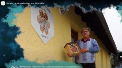 Screenshot: https://www.tc-stiftung.de/
Imkervereinsvorsitzender Hermann Bronold konnte jetzt sein jahrzehntelanges, ehrenamtliches Engagement mit einem wichtigen Preis der gemeinnützigen „Town & Country-Stiftung“ krönen. Vorgestellt wurde die ausgezeichnete Jugendarbeit der Imker bei einer Gala mit einem Imagefilm, aus dem dieser Screenshot stammt.