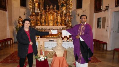 Bild: soj
300 Euro überreichte Carolin Knott am Kolpinggedenktag in der Pfarrkirche an Pfarrer Pater Anish George für das Projekt „Dach über dem Kopf“.