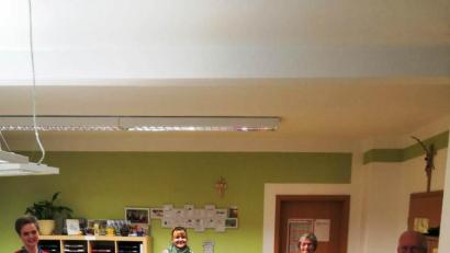 Bild: krb
Die Leiterin der ambulanten Krankenpflege Annette Scherb (links) hat mit Lissy Spiegel (zweite von links) eine neue Stellvertreterin. Stadtpfarrer Josef Häring (rechts) freute sich, dass damit der „Staffelstab“ ohne Unterbrechung von Elisabeth Eiszrich (zweite von rechts) an ihre Nachfolgerin übergeben werden konnte.