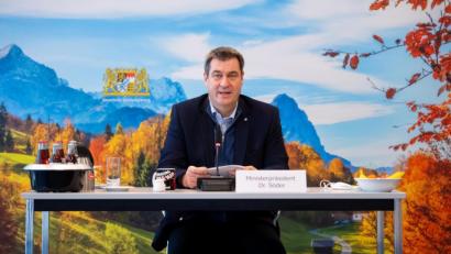 Bild: Sven Hoppe/dpa
Markus Söder sitzt vor Beginn einer Kabinettssitzung im Videoraum in der Staatskanzlei.