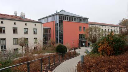 Bild: Hirsch
Das Schwandorfer Rathaus ist zu klein geworden und soll nun am Ostflügel (rechts) aufgestockt werden.