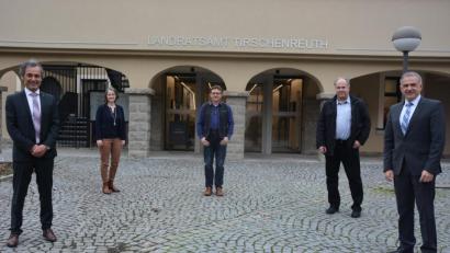 Bild: jr
Das Schulamt setzt auf das neue Open-Source-Web-Konferenz-System "BigBlueButton". Bei der Präsentation des Projekts mit dabei waren (von links) Schulamtsdirektor Rudolf Kunz, Schulrätin Martina Puff, Initiator und Motor Norbert Herrmann, Stefan Kleber (IT-Abteilung des Landratsamtes) und Landrat Roland Grillmeier.