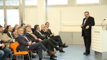 Bild: hwk
Siegfried Russwurm (stehend) beim Abschiedsbesuch in Kemnath, kurz vor seinem Ausscheiden aus dem Siemens-Konzern. Der damalige Standortleiter Alfred Koch (sitzend, Zweiter von rechts) hält viel von seinem Weggefährten