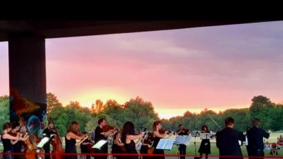Archivbild: exb/&quot;Ventuno&quot;
Das Streichorchester "Ventuno" spielte sein erstes Konzert nach den Lockerungen nach dem Corona-Lockdown als Open-Air unter der Theodor-Heuss-Brücke in Nürnberg. Mitte Dezember will es mit weihnachtlicher Barockmusik in der Pressather Stadtkirche konzertieren.