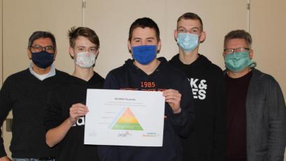 Bild: jzk
Realschuldirektor Germann Helgert (rechts) und Beratungsrektor Hermann Daubenmerkl (links) gratulierten Phillip Müller, Tim Scharnagl (beide 10 a) und Nils Kausler (10 b, von links). Diese drei Schüler haben die MINT-Pyramide durchlaufen. Zwei von ihnen beginnen eine Ausbildung bei Siemens.