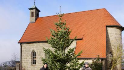 Bild: fvo
Die Spielberger Feuerwehrmänner Johannes Weiß (links) und stellvertretender Kommandant Andreas Schmid stellen den Christbaum auf.